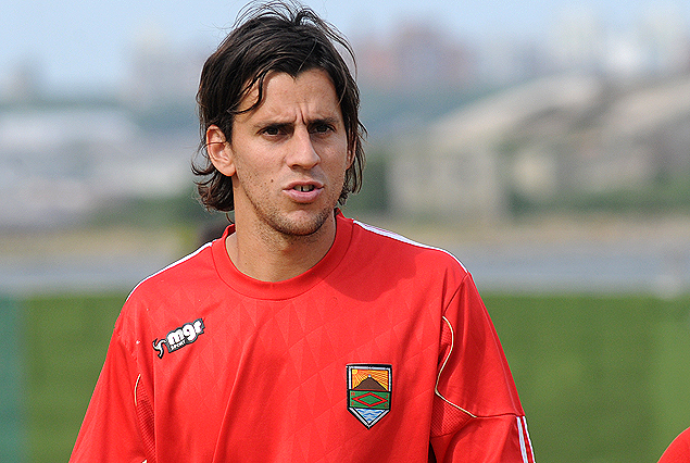 Pablo Pereira en la zaga rojiverde frente a Racing.