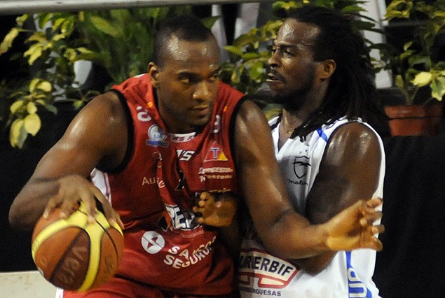 Otro gran duelo entre Malvín y Trouville en el Palacio Peñarol. 