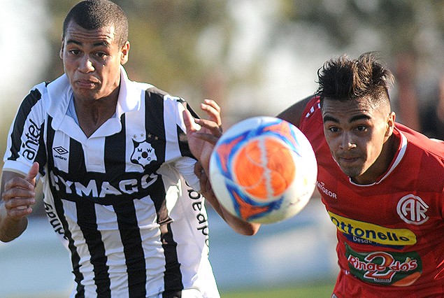 Alex Silva y Gastón Palacio corren detrás del balón.