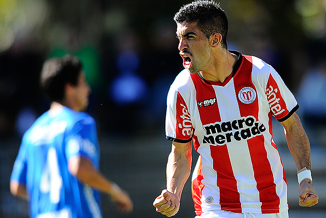 Michael Santos festeja su segundo gol; detrás Matías Pérez lo lamenta.