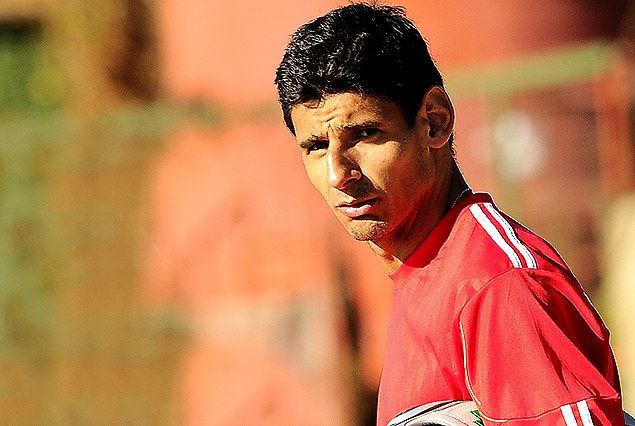 Carlos Santucho en la línea de tres zagueros.