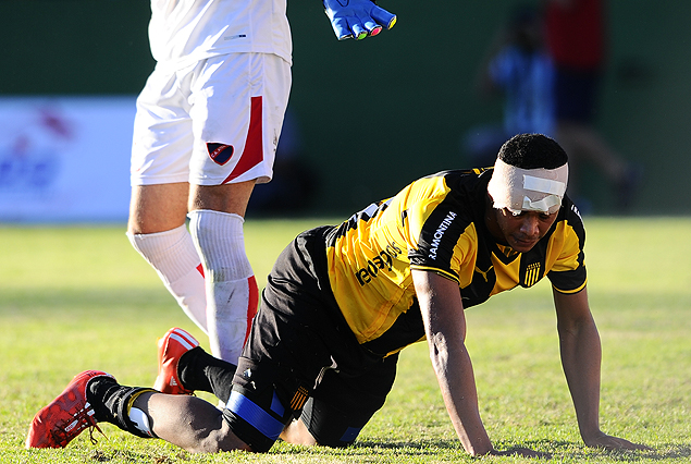 Sebastián Piriz terminó con el vendaje en la cabeza y a estudio por una molestia. 