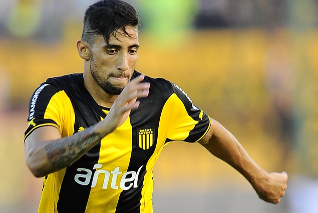 Jonathan Urretaviscaya en el ataque de Peñarol. 