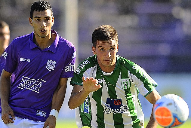 Emilio Zeballos y Mauricio Affonso luchan por la posesión de la pelota,