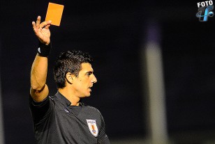 El juez Federico Arman expulsó a tres jugadores hondureños.