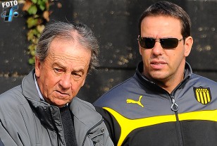 Juan Ahutnchain junto al directivo Ignacio Ruglio.