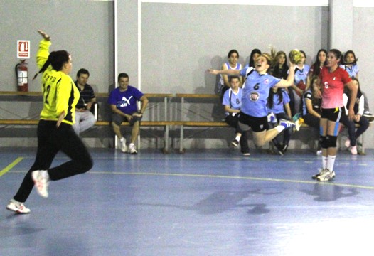 Camila Vázquez definiendo ante México en el 2014