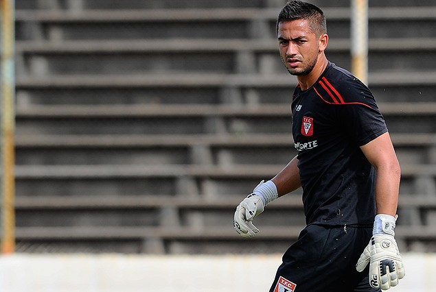 Jonathan Deniz en el arco de los tacuaremboenses. 