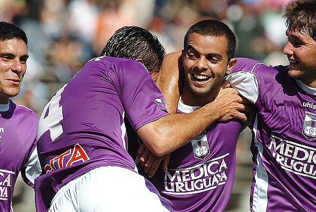 De Souza goleador clásico festeja con Alvaro Navarro y Maxi Pereira