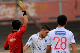 Leodan González le muestra tarjeta amarilla a Alfonso Espino.