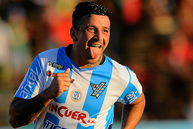 Aníbal Hernández le saca la lengua a la alegría en el festejo del segundo gol cerrense.