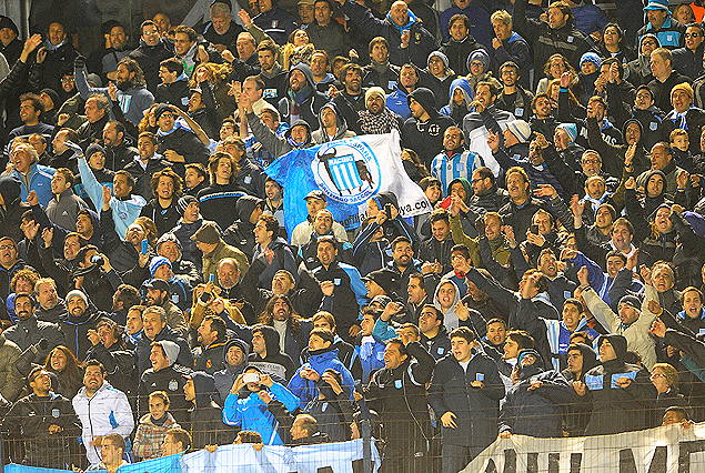 Los hinchas de Racing completaron la tribuna Scarone.