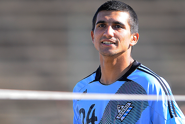Rodrigo Izquierdo frente a la MUTUAL, por derecha.