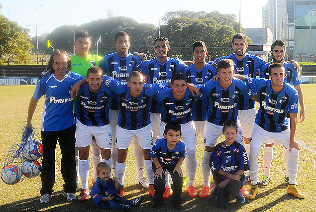 Liverpool, campeón, cierra el sábado con Villa Española.