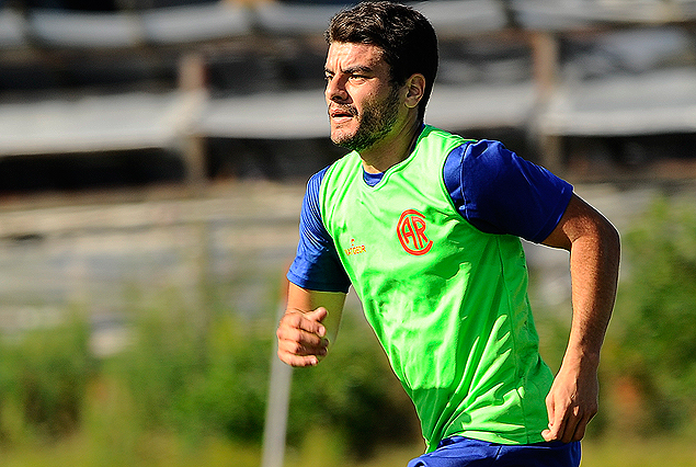 Maximiliano Lombardi en el ataque de los rojos.