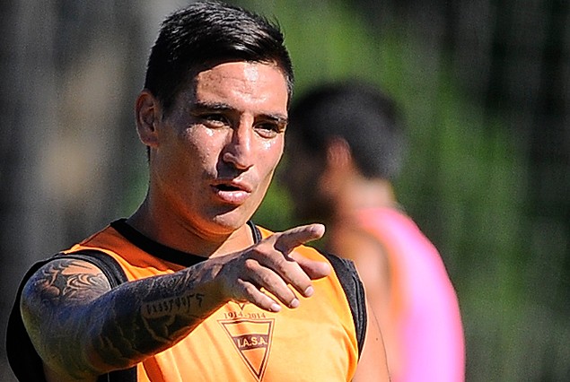 Angel Luna en el ataque de los buzones ante River Plate.