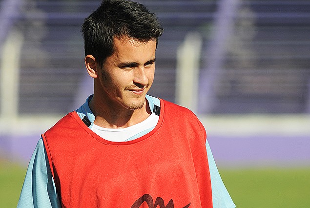 Adrián Luna anotó un gol para los violetas en el entrenamiento. 