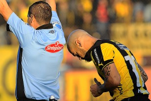 Damián Macaluso ingresa a la cancha por primera vez en la "era Bengoechea".