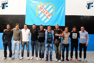 Los jugadores de los equipos clásicos y los dirigentes de la Mutual en la gran iniciativa de compartir la previa con charla y mate.