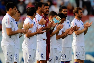 Los jugadores de Nacional en el minuto de aplauso por Cristian Gómez, fubolista argentino que falleció en cancha la semana pasada.