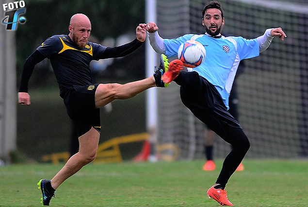 Marcel Novick, va con vehemencia, en el amistoso ante la Mutual. 