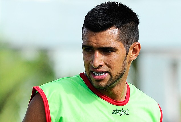 Oscar Padula Castro afectado de una contractura en el cuello. 