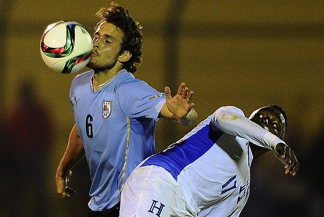 Diego Poyet aparece en acción. Uruguay Sub 20 juega el partido revancha ante Honduras. 