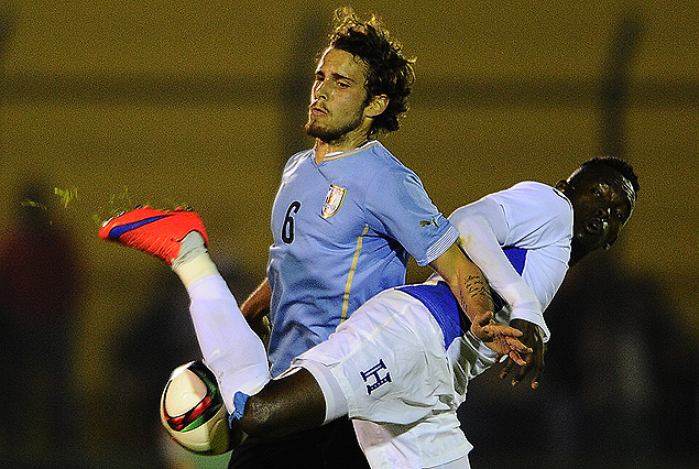 Diego Poyet intenta dominar el balón, forcejeando con el hondureño Alberth Elis.