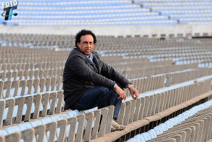 Venancio en la Platea américa palpitando el gran clásico. 