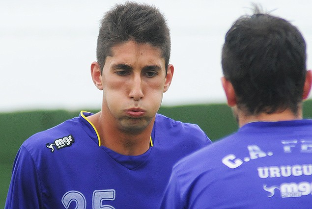 Andrés Schettino anotó un gol para Fénix en el amistoso ante Huracán. 
