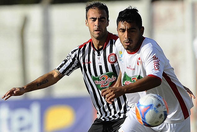 Facundo Tealde de Miramar y Texeira de Canadian en acción. 