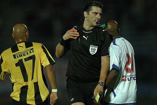 Darío Ubriaco arbitrando el 02/02/2008 el clásico por la Copa Suat