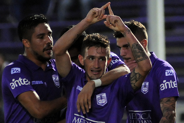 Brian Lozano festeja el primer gol del partido para Defensor Sporting.