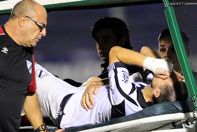 El momento en que Bruno Fornaroli abandona la cancha ante Defensor. 