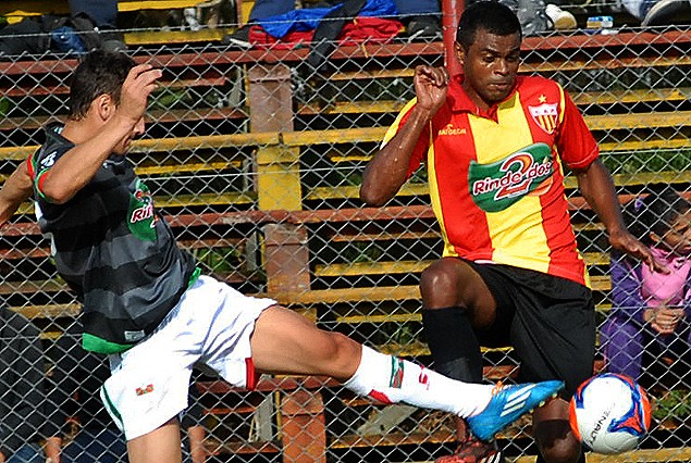 Pablo Munhoz de Progreso aparece en acción en el juego ante Deportivo Maldonado. 