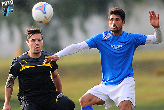 Diogo Silvestre y Matías Duffard quedan detrás del balón.