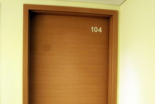 La puerta de la oficina de Hugo Jinkis y su hijo Mariano, no tiene ninguna cartelería ni indicación de Full Play Group S.A. 