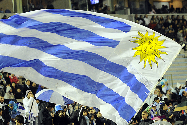 Los hinchas siempre presentes alentando a la Celeste.