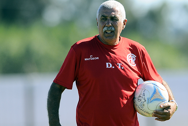 Manuel Keosseian, el técnico de Rentistas, rival de Peñarol, equipo que dirigió en 2011.