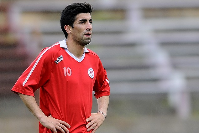 Con el arco entre ceja y ceja, Michael Santos, delantero darsenero. 