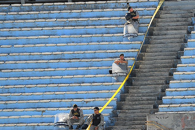 Los policias que ya se instalaron en la Tribuna Olímpica. 