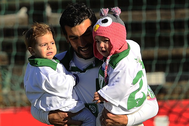 Juan Pablo Rodríguez, el capitán con sus niños en brazos. 