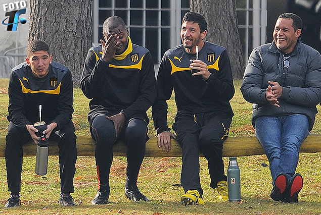 Santiago Silva, Marcelo Zalayeta, Juan Manuel Olivera junto a Darío Rodríguez.