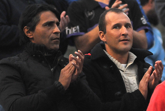 Tabaré Silva y Osvaldo Canobbio siguiendo las incidencias del juego en el Franzini.