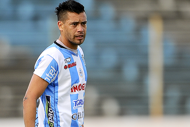 José Luis Tancredi en el mediocampo de Cerro.