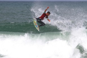 Toledo, rotación total en la final para obtener un puntaje perfecto por esa ola. Foto: WSL