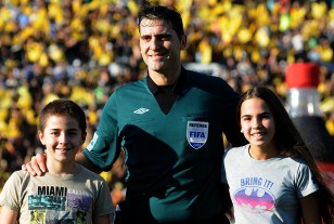 El árbitro Darío Ubríaco entró a la cancha con sus hijos. 