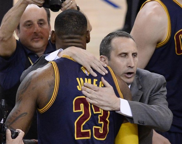 LeBron James y el técnico David Blatt se abrazan tras un partido infartante