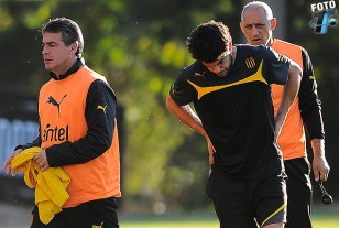 Luis Aguira dolorido ya le entregó el chaleco amarillo a Pablo Bengoechea.