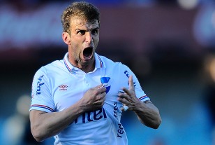 Iván Alonso se llena la boca de gol en la celebración de su quinta conquista clásica.